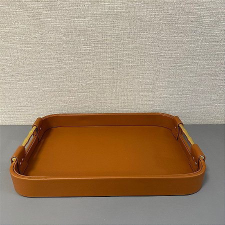 BANDEJA DECORATIVA EM MADEIRA COM REVESTIMENTO TERRACOTAEM PU E METAL DOURADO P