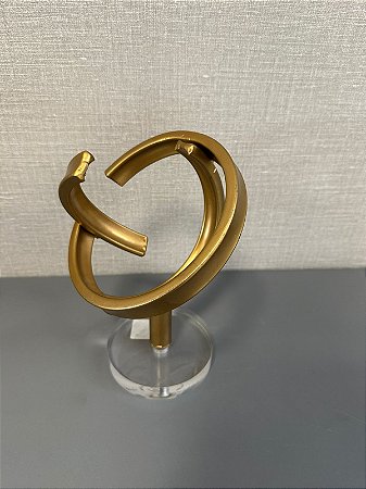 ESCULTURA EM METAL DOURADO BASE EM ACRILICO  20X14 CM