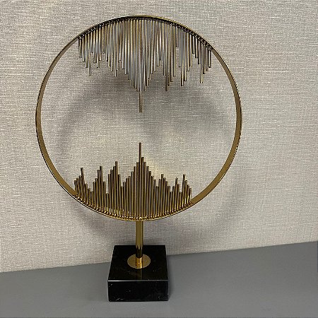 ESCULTURA EM METAL DOURADO COM BASE EM MARMORE PRETO G