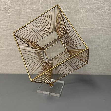 ESCULTURA EM METAL DOURADO BASE EM ACRILICO  40X32