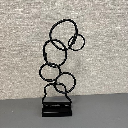 ESCULTURA PRETA EM METAL