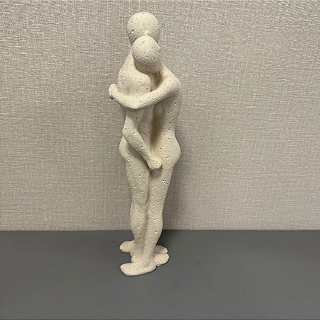 ESCULTURA CASAL ABRACADO  CREME