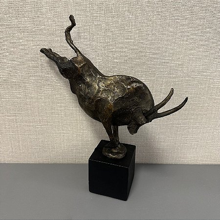 ESCULTURA TOURO NA BASE