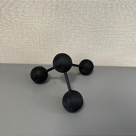 ADORNO EM RESINA ESFERAS PRETO