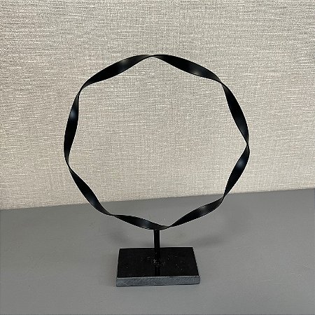 ADORNO DECORATIVO EM PERRO  E MARMORE PRETO