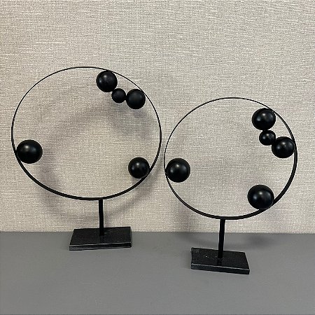ESCULTURA ARCO COM BOLAS DECORATIVO EM FERRO E MARMORE PRETO G 40cm M 36cm