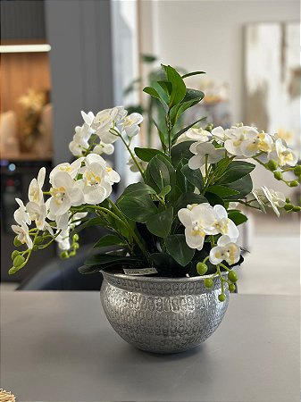 ARRANJO DE ORQUIDEAS BRANCAS COM FOLHAGEM VERDE