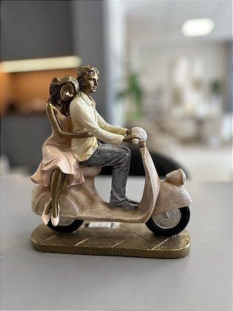 ESCULTURA CASAL NA MOTINHA