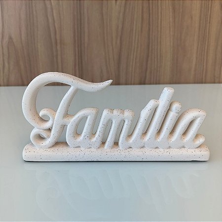Escultura Palavra Familia em Ceramica com Textura Off white 13x18cm