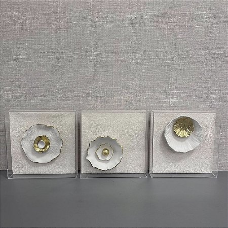 Quadro Acrilico com Escultura Branco e Dourado 25x25cm