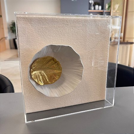Quadro Acrilico com Escultura Branco e Dourado Modelo 01 25x25cm