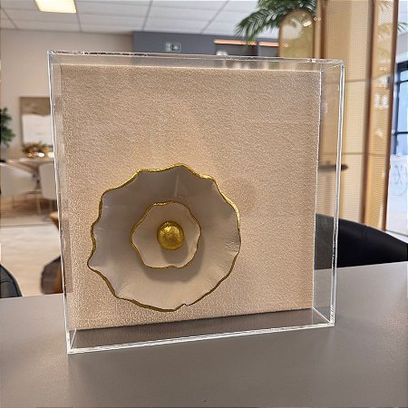 Quadro Acrilico com Escultura Branco e Dourado Modelo 03 25x25cm