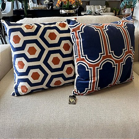 Almofada em Veludo com Serigrafia Laranja e Azul 50x50cm