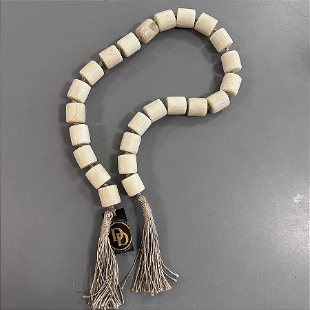 COLAR DECORATIVO EM RESINA E JUTA