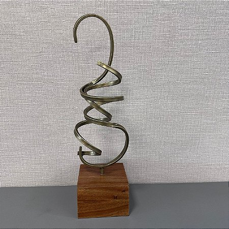 ESCULTURA EM METAL E MADEIRA
