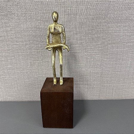 ESCULTURA PESSOA EM METAL E MADEIRA