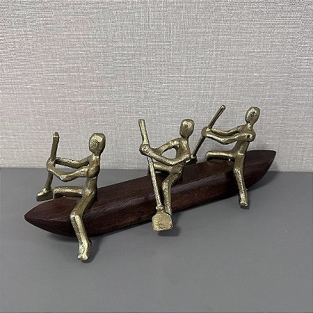 ESCULTURA PESSOAS NO BARCO EM MADEIRA E METAL