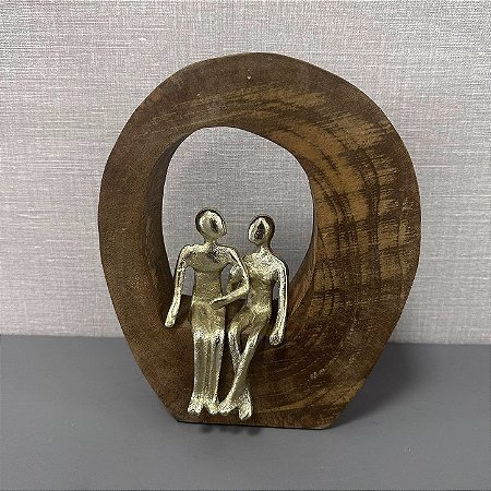 ESCULTURA CASAL EM MADEIRA E METAL