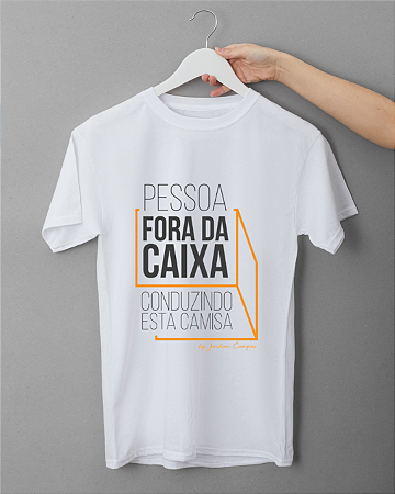 Camisa Frase -  PESSOA FORA DA CAIXA CONDUZINDO ESTA CAMISA - By: Jordan Campos