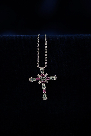 Colar Cruz com Zircônias Coloridas – Prata 925 (27×21×4 mm)