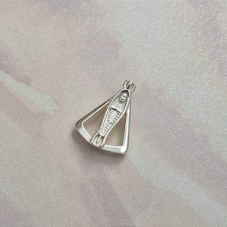 Pingente Nossa Senhora aparecida vazado, material prata 925.