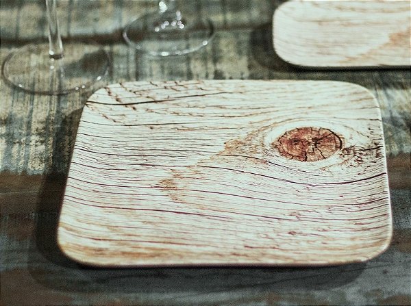 PRATO PORCELANA QUADRADO SEM BORDA 22 X 22 CM - DEC.MADEIRA ACACIA -LINHA WOOD STYLE