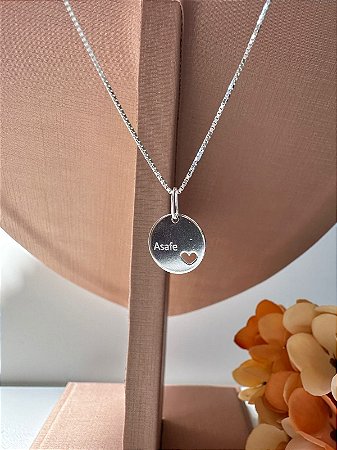 Pingente personalizado redondo com nome gravado e coração vazado
