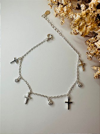 Pulseira cruz e ponto de luz pendurados