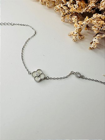 Pulseira inspiração trevo madrepérola com ponto de luz