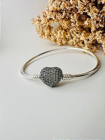Bracelete inspiração Pandora rígido coração cravejado
