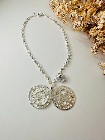Pulseira 2 plaquinhas de São Bento e ponto de luz pendurado