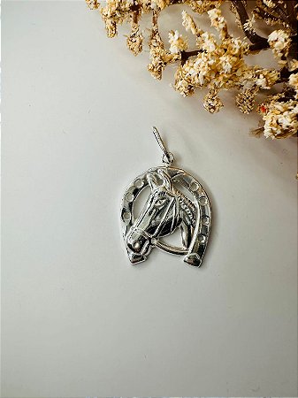 Pingente ferradura e cavalo