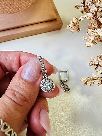 Brinco inspiração Pandora argola em U cravejada com círculo cravejado