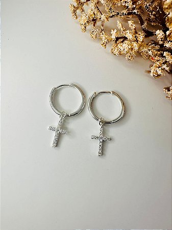 Brinco argola lisa com cruz cravejada pendurada