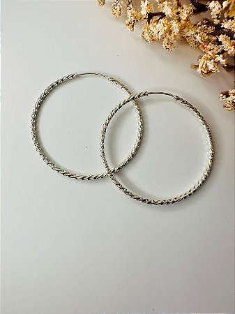 Brinco argola torcida redonda M