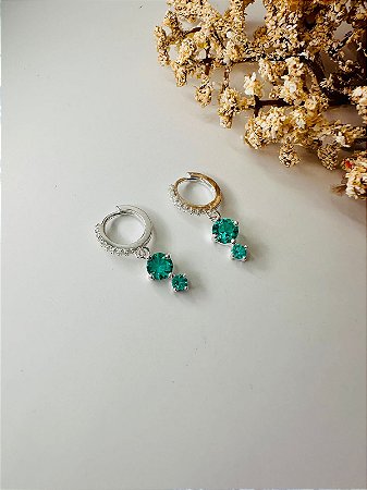Brinco argola cravejada pedras turmalina pendurada