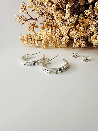 Brinco inspiração Cartier meia argola cravejada