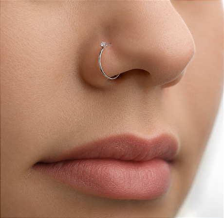 Piercing argola lisa com ponto de luz