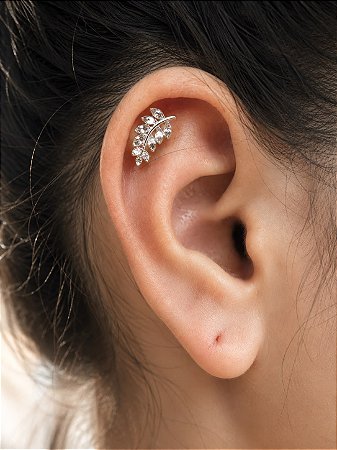 Piercing tragus folha cravejada