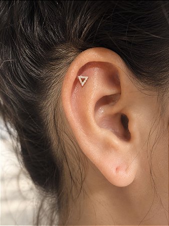 Piercing triangulo cravejado