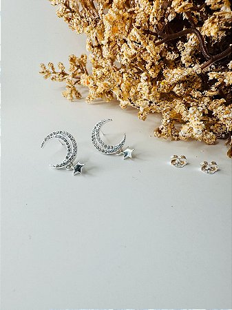 Brinco lua cravejada com estrela lisa