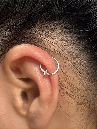 Piercing hélix cruz cravejada