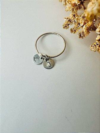 Anel personalizado aro fino coração em nó com até 2 iniciais penduradas