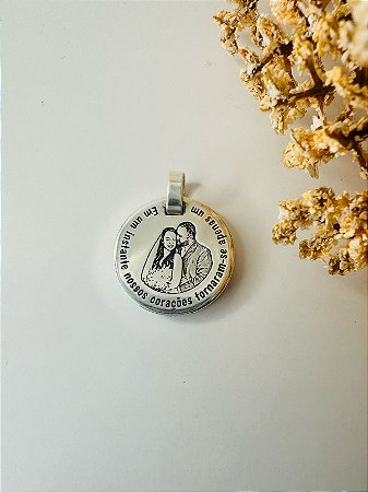 Pingente personalizado com 2 fotos caixa alta com frase 20mm