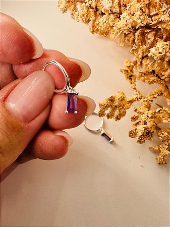 Brinco argola lisa pedra retangular lilás