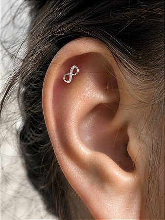 Piercing infinito cravejado