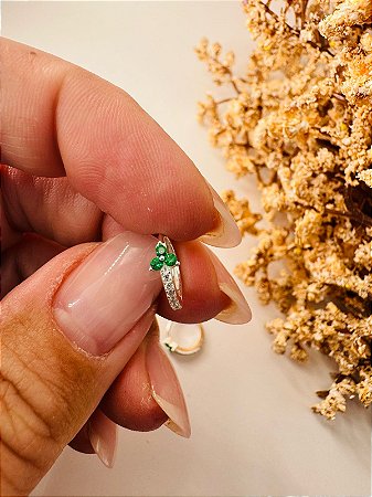 Brinco argola cravejada mini florzinha verde