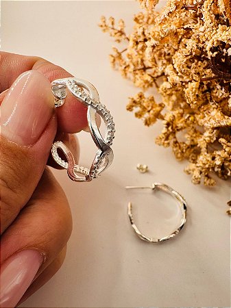 Brinco meia argola tarraxa infinito