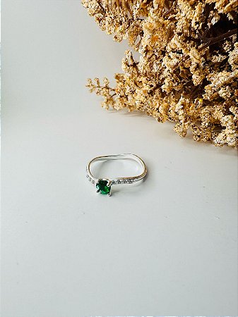 Anel ondulado cravejado pedra verde
