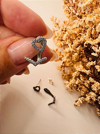 Brinco inspiração Pandora coração com seta cravejada 2 em 1